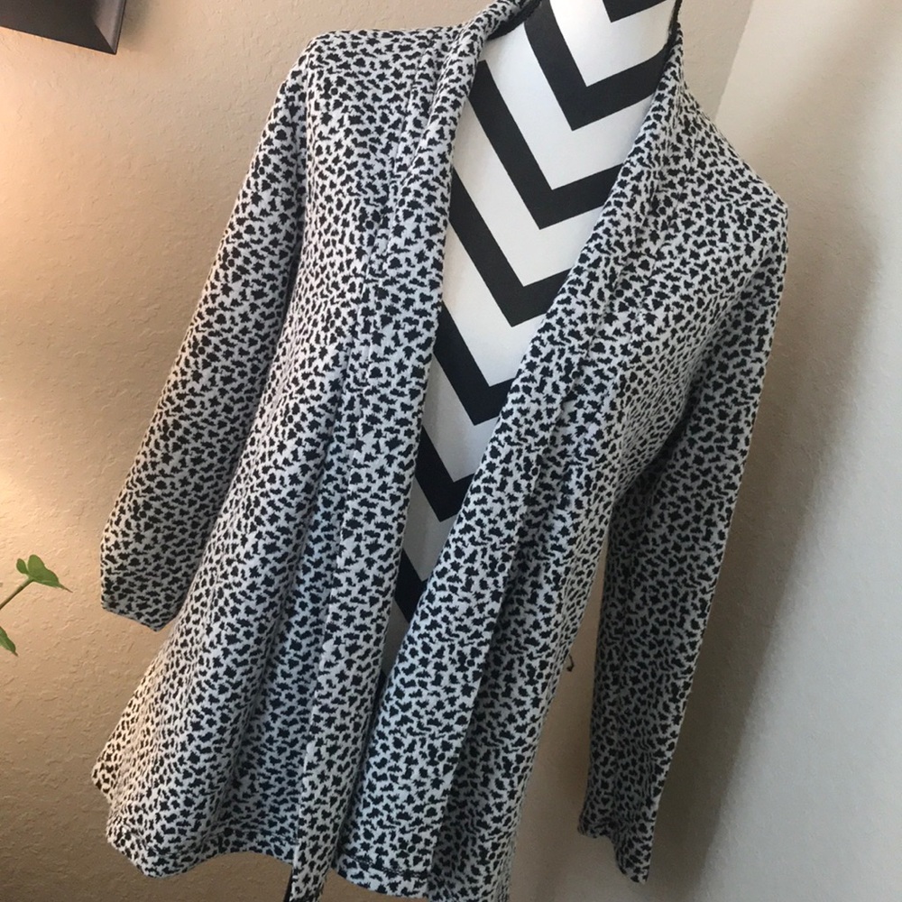 Black and white stretch blazer 📞🧭